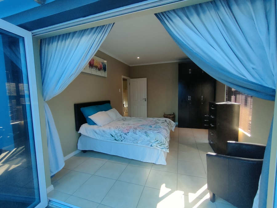 8 Bedroom Property for Sale in Wavecrest Eastern Cape